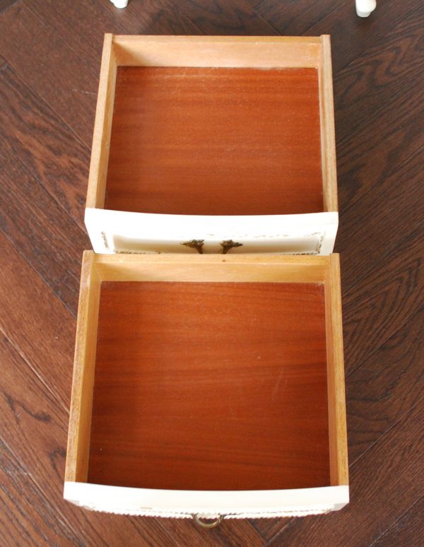 アンティークのチェスト　アンティーク家具　フランスアンティークのペイント家具、ナイトキャビネット（サイドチェスト）。引き出しが２杯あります。(m-479-f)