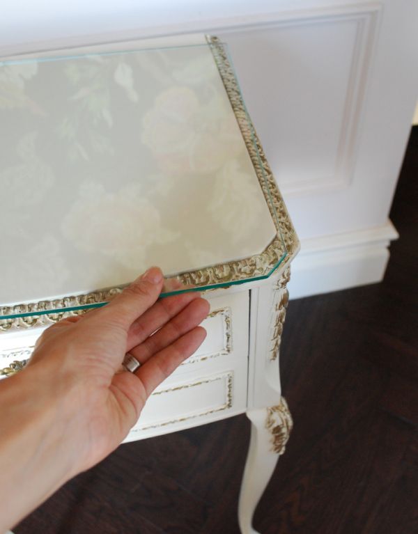 アンティークのチェスト　アンティーク家具　フランスアンティークのペイント家具、ナイトキャビネット（サイドチェスト）。天板ももちろんピカピカにお直ししています。(m-479-f)