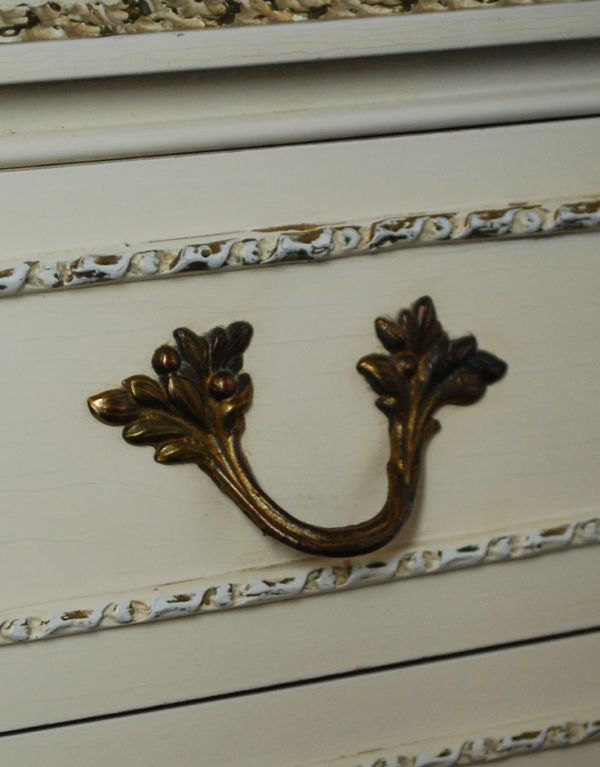 アンティークのチェスト　アンティーク家具　フランスアンティークのペイント家具、ナイトキャビネット（サイドチェスト）。引き出しの取っ手は蔦のような凝ったデザイン。(m-479-f)