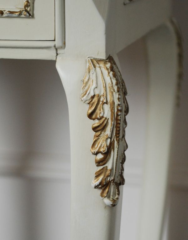 アンティークのチェスト　アンティーク家具　フランスアンティークのペイント家具、ナイトキャビネット（サイドチェスト）。隅々まで細やかな彫が施されています。(m-479-f)