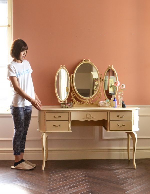 サイドバイサイド　アンティーク家具　華やかなアンティークのフレンチインテリア、ホワイト色の三面鏡ドレッサー。華があって、ドールハウスにあるような可愛いデザイン。(m-481-f)