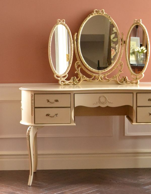 サイドバイサイド　アンティーク家具　華やかなアンティークのフレンチインテリア、ホワイト色の三面鏡ドレッサー。小さな引き出しがあるので、細々したものを収納できます。(m-481-f)