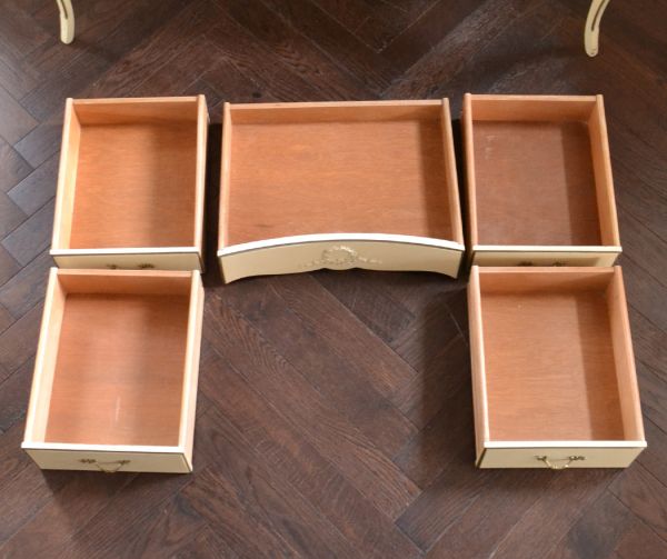 サイドバイサイド　アンティーク家具　華やかなアンティークのフレンチインテリア、ホワイト色の三面鏡ドレッサー。引き出しは全部で５杯です。(m-481-f)