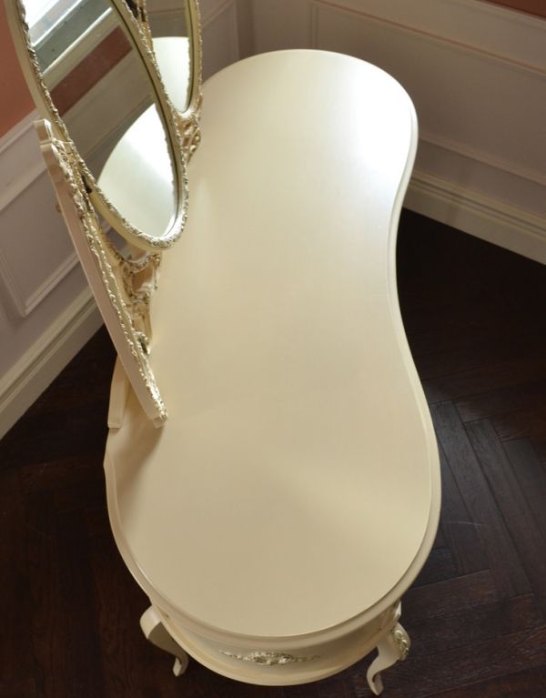 サイドバイサイド　アンティーク家具　華やかなアンティークのフレンチインテリア、ホワイト色の三面鏡ドレッサー。天板もキレイに塗装を仕上げました。(m-481-f)