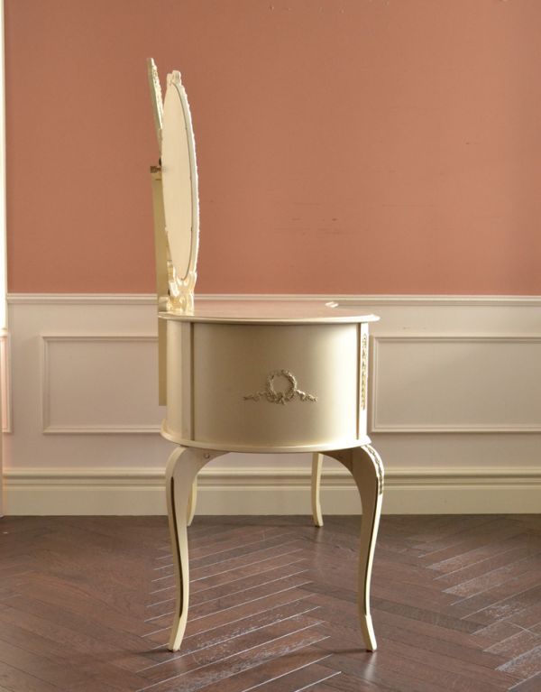 サイドバイサイド　アンティーク家具　華やかなアンティークのフレンチインテリア、ホワイト色の三面鏡ドレッサー。サイドにも可愛い飾り。(m-481-f)