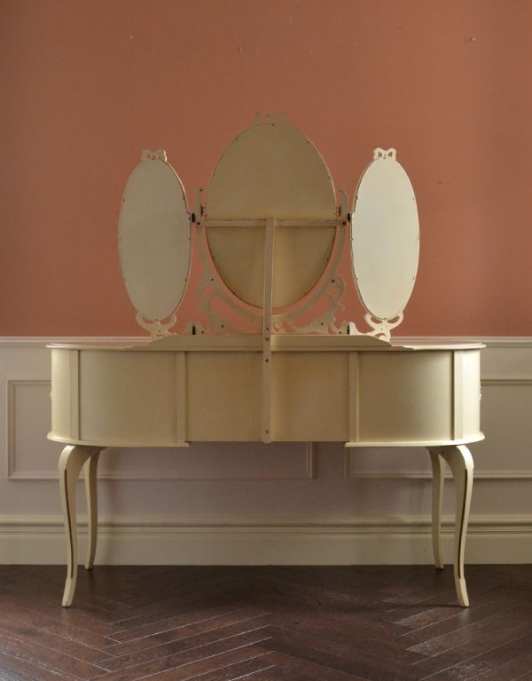 サイドバイサイド　アンティーク家具　華やかなアンティークのフレンチインテリア、ホワイト色の三面鏡ドレッサー。裏側もキチンと仕上げているので、キレイな状態です。(m-481-f)