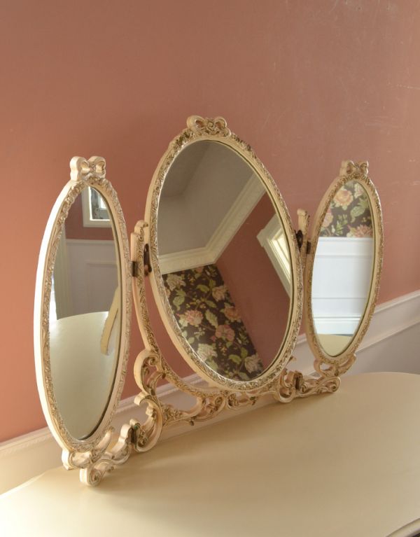 サイドバイサイド　アンティーク家具　華やかなアンティークのフレンチインテリア、ホワイト色の三面鏡ドレッサー。大きな鏡はお部屋を広く見せる効果大。(m-481-f)