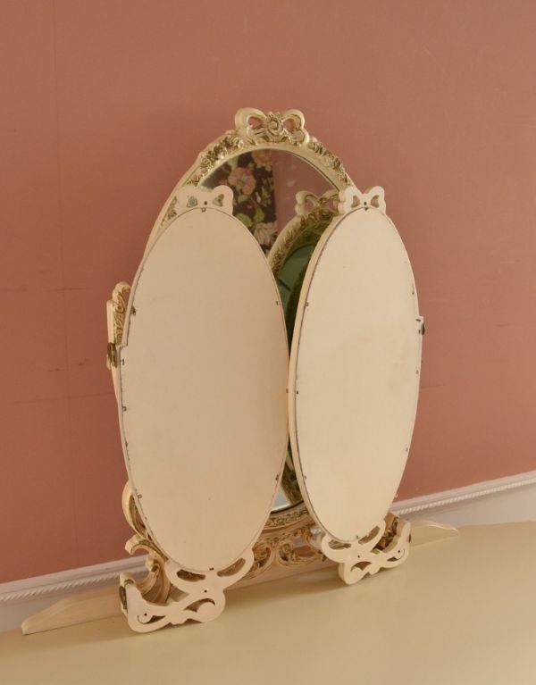 サイドバイサイド　アンティーク家具　華やかなアンティークのフレンチインテリア、ホワイト色の三面鏡ドレッサー。ミラーは三面鏡は閉じることができるんです。(m-481-f)