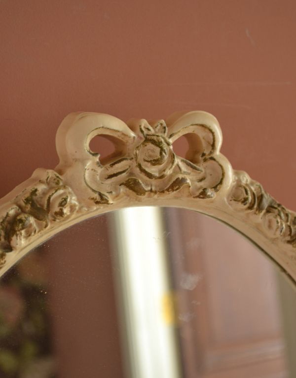 サイドバイサイド　アンティーク家具　華やかなアンティークのフレンチインテリア、ホワイト色の三面鏡ドレッサー。トップにはアンティークならではの繊細な装飾があります。(m-481-f)
