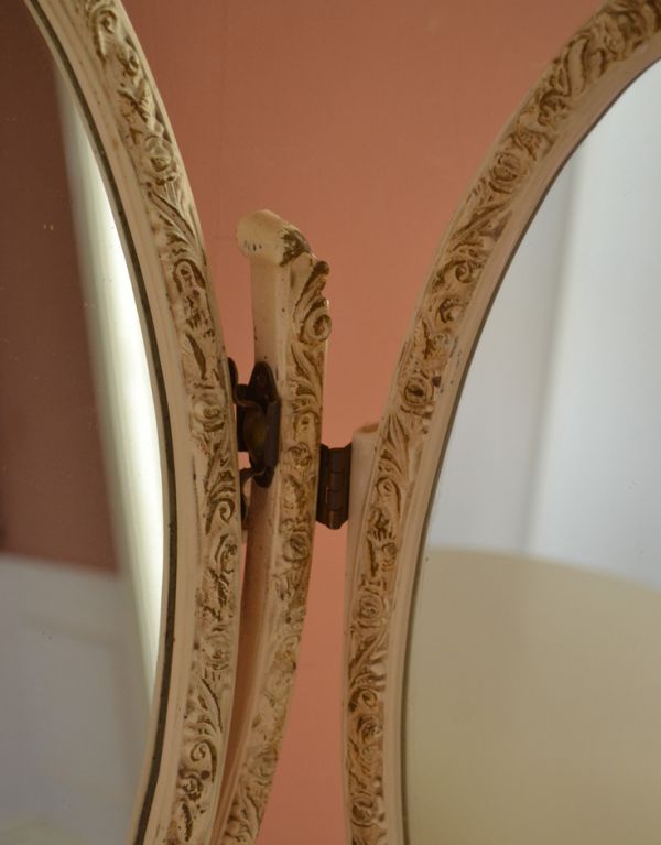 サイドバイサイド　アンティーク家具　華やかなアンティークのフレンチインテリア、ホワイト色の三面鏡ドレッサー。丁寧な彫りの仕上がりにうっとりしてしまいます。(m-481-f)