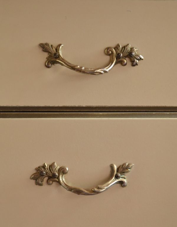 サイドバイサイド　アンティーク家具　華やかなアンティークのフレンチインテリア、ホワイト色の三面鏡ドレッサー。取っ手は蔦のような凝ったデザイン。(m-481-f)