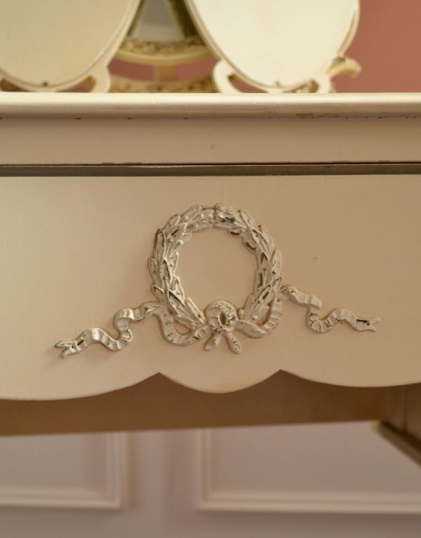 サイドバイサイド　アンティーク家具　華やかなアンティークのフレンチインテリア、ホワイト色の三面鏡ドレッサー。両サイドにはリボンの彫りが刻まれています。(m-481-f)