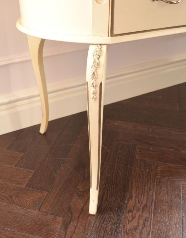 サイドバイサイド　アンティーク家具　華やかなアンティークのフレンチインテリア、ホワイト色の三面鏡ドレッサー。華奢で女性らしい猫脚が外国風の雰囲気を作ってくれます。(m-481-f)