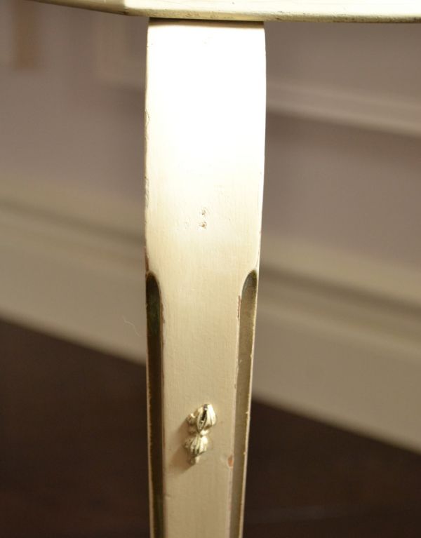 サイドバイサイド　アンティーク家具　華やかなアンティークのフレンチインテリア、ホワイト色の三面鏡ドレッサー。専門の職人によってお直ししていますが、アンティークは新品ではありません。(m-481-f)