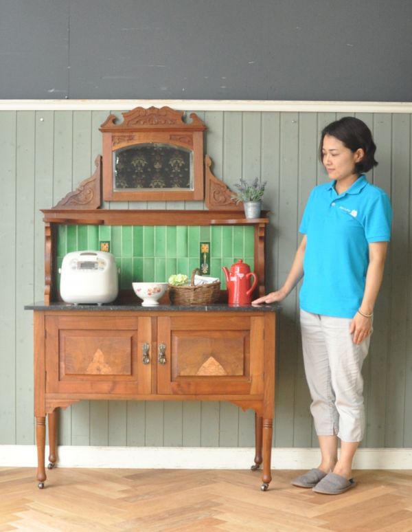 サイドボード　アンティーク家具　タイルが美しいアンティークの英国家具、ミラー付のウォッシュスタンド。ジャーや電話機などの家電を置いても自然になじみます。(m-482-f)