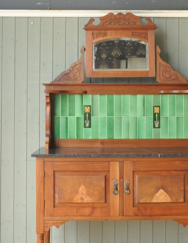 サイドボード　アンティーク家具　タイルが美しいアンティークの英国家具、ミラー付のウォッシュスタンド。正面にもアンティークのタイルが貼ってあります。(m-482-f)