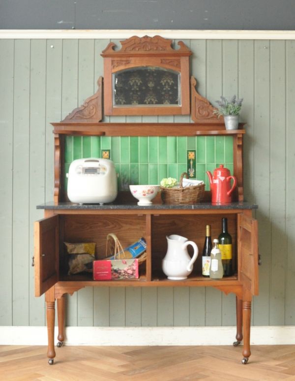 サイドボード　アンティーク家具　タイルが美しいアンティークの英国家具、ミラー付のウォッシュスタンド。扉の中はたっぷり収納ができます。(m-482-f)