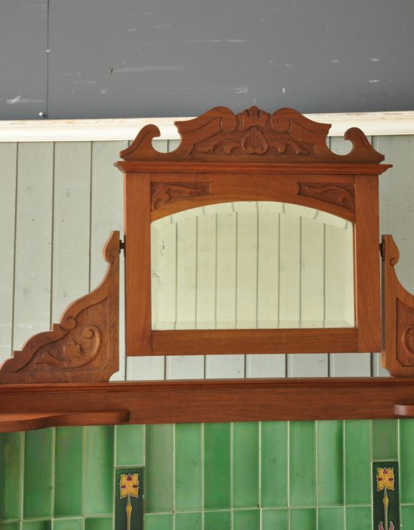 サイドボード　アンティーク家具　タイルが美しいアンティークの英国家具、ミラー付のウォッシュスタンド。ミラー付きなので、ドレッサーとしても使えそうです。(m-482-f)