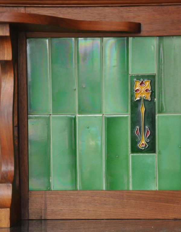 サイドボード　アンティーク家具　タイルが美しいアンティークの英国家具、ミラー付のウォッシュスタンド。流行に関係なく飽きの来ない美しさ。(m-482-f)