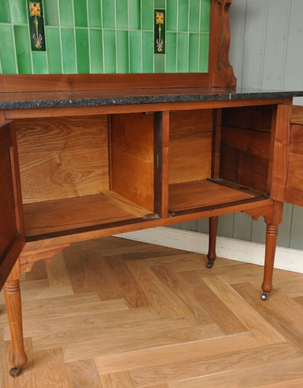 サイドボード　アンティーク家具　タイルが美しいアンティークの英国家具、ミラー付のウォッシュスタンド。しっかりメンテナンスしてあるので、内側もキレイな状態です。(m-482-f)