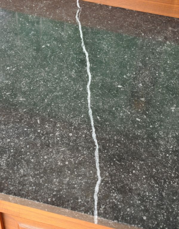 サイドボード　アンティーク家具　タイルが美しいアンティークの英国家具、ミラー付のウォッシュスタンド。天板の天然石に自然に入った模様が。(m-482-f)