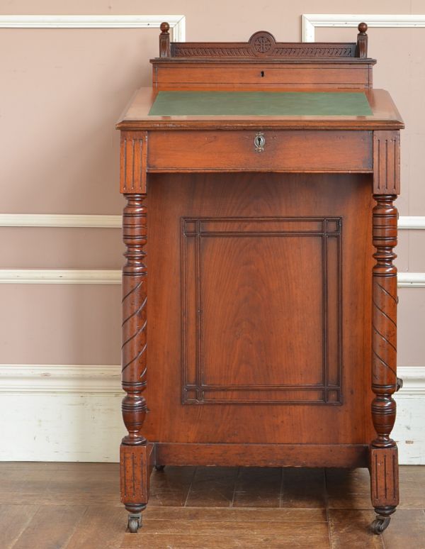 サイドバイサイド　アンティーク家具　英国アンティークの美しい家具、コンパクトなダヴェンポートデスク。外国製のデスクは装飾があちこちにあるので、絵になるアイテム。(m-484-f)