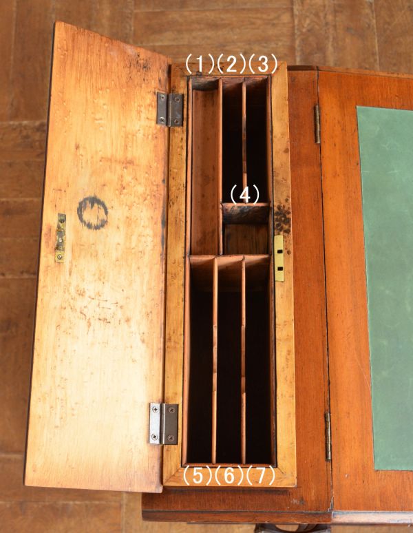 サイドバイサイド　アンティーク家具　英国アンティークの美しい家具、コンパクトなダヴェンポートデスク。ライティング天板の上に飾り棚があります。(m-484-f)