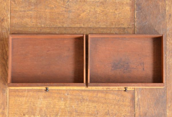 サイドバイサイド　アンティーク家具　英国アンティークの美しい家具、コンパクトなダヴェンポートデスク。天板下収納にある引き出しは２杯です。(m-484-f)