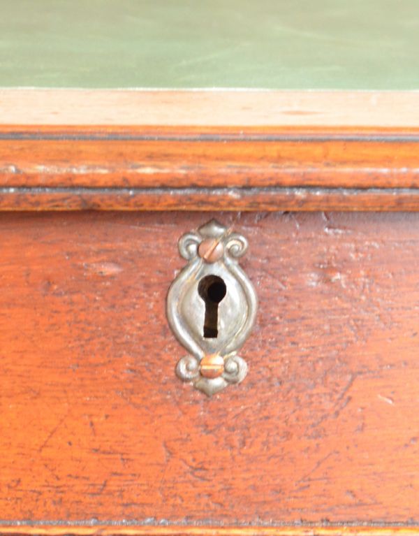 サイドバイサイド　アンティーク家具　英国アンティークの美しい家具、コンパクトなダヴェンポートデスク。鍵穴は全部で５ヶ所にありますが、使うことが出来ません。(m-484-f)