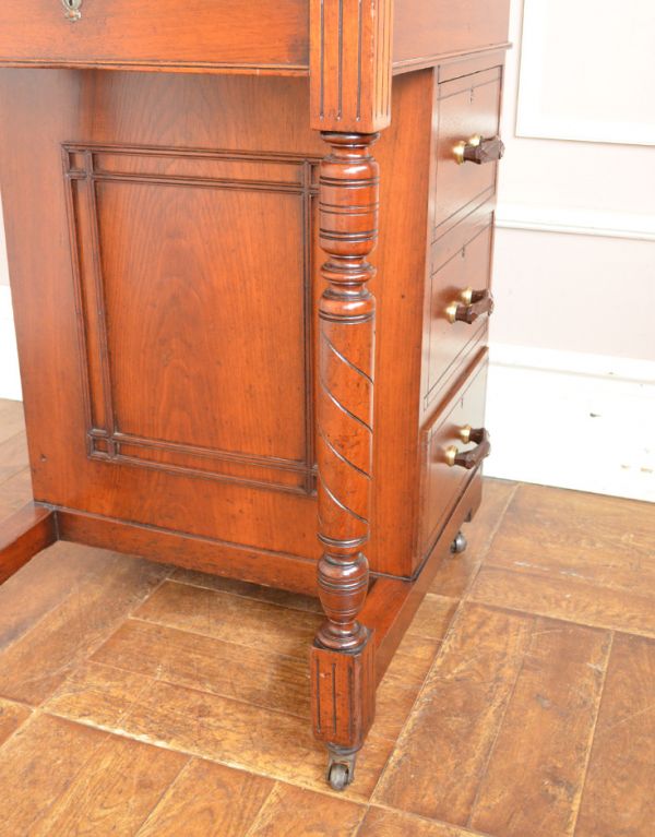 サイドバイサイド　アンティーク家具　英国アンティークの美しい家具、コンパクトなダヴェンポートデスク。脚先は、キャスターになっています。(m-484-f)