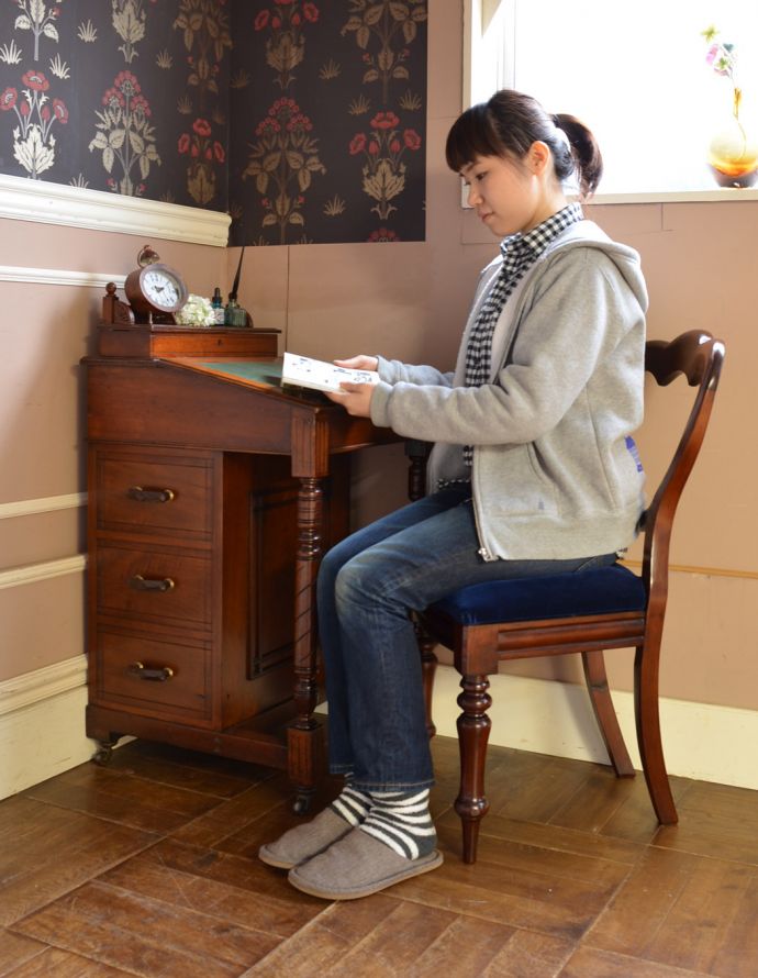 サイドバイサイド　アンティーク家具　英国アンティークの美しい家具、コンパクトなダヴェンポートデスク。落ち着いた雰囲気のアンティークのデスク。(m-484-f)