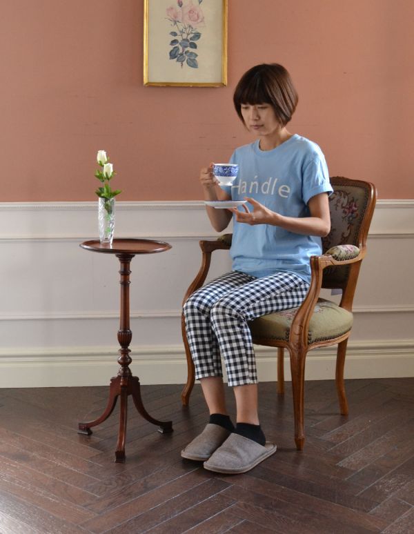 ロイドテーブル　アンティーク家具　アンティークの英国家具、花台にもピッタリなオケージョナルテーブル。玄関で花器を飾ったり、ソファの前に持ってくれば、ちょうどいいサイドテーブルに。(m-485-f )