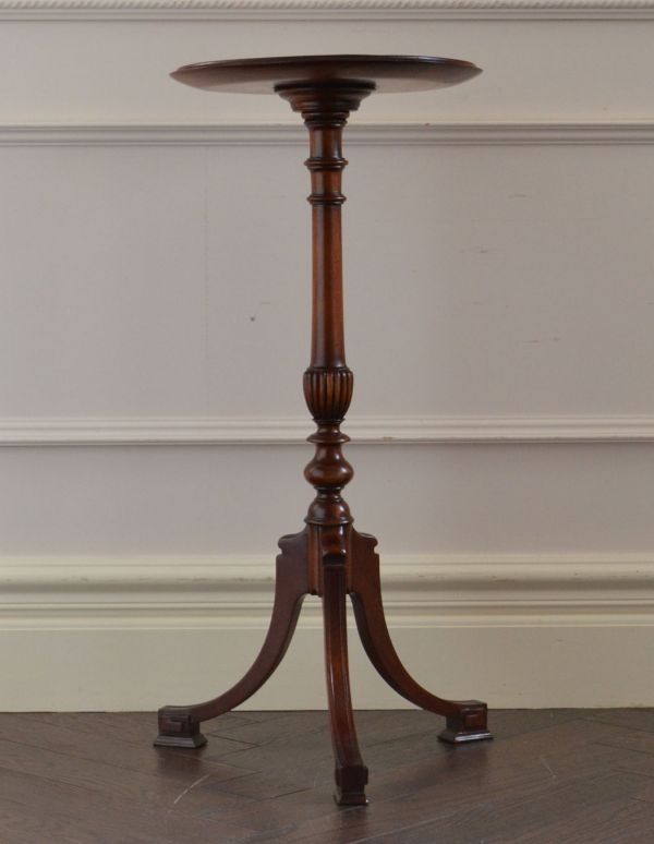 ロイドテーブル　アンティーク家具　アンティークの英国家具、花台にもピッタリなオケージョナルテーブル。高級感のある彫りのデザインと脚先の優雅なカーブが自慢のテーブルです。(m-485-f )