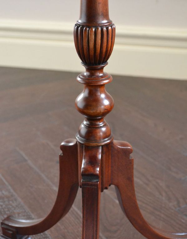 ロイドテーブル　アンティーク家具　アンティークの英国家具、花台にもピッタリなオケージョナルテーブル。１つ１つキレイな装飾には、思わずうっとりしてしまいます。(m-485-f )