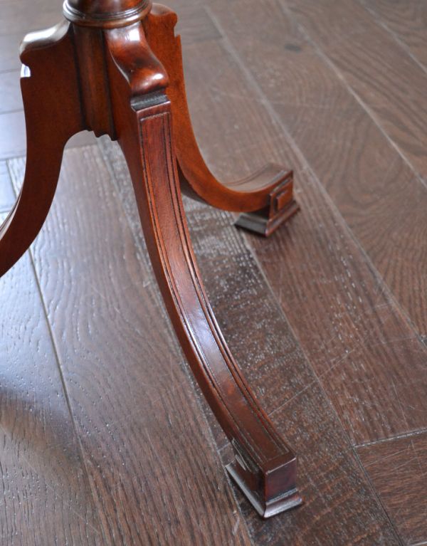 ロイドテーブル　アンティーク家具　アンティークの英国家具、花台にもピッタリなオケージョナルテーブル。カーブが美しい三本脚でしっかりテーブルを支えます。(m-485-f )