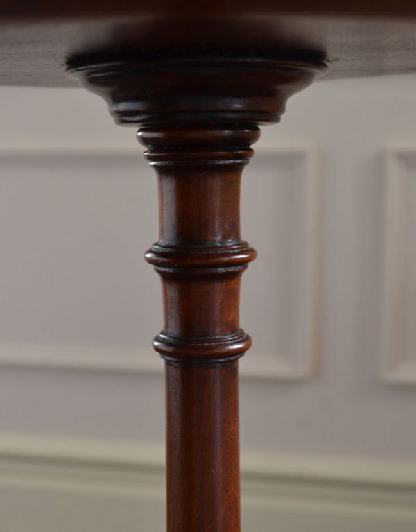 ロイドテーブル　アンティーク家具　アンティークの英国家具、花台にもピッタリなオケージョナルテーブル。天板の陰になるところまでしっかり彫の装飾があります。(m-485-f )