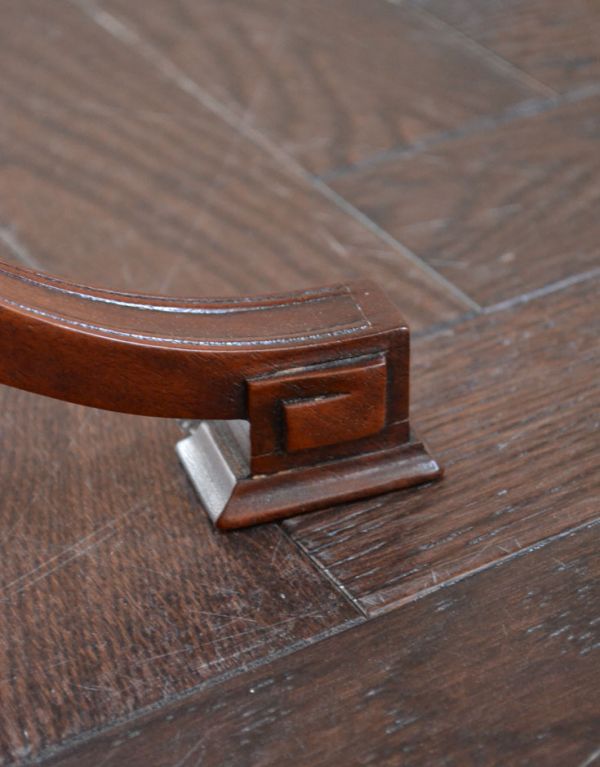 ロイドテーブル　アンティーク家具　アンティークの英国家具、花台にもピッタリなオケージョナルテーブル。脚の先にも凝ったデザインが施されています。(m-485-f )