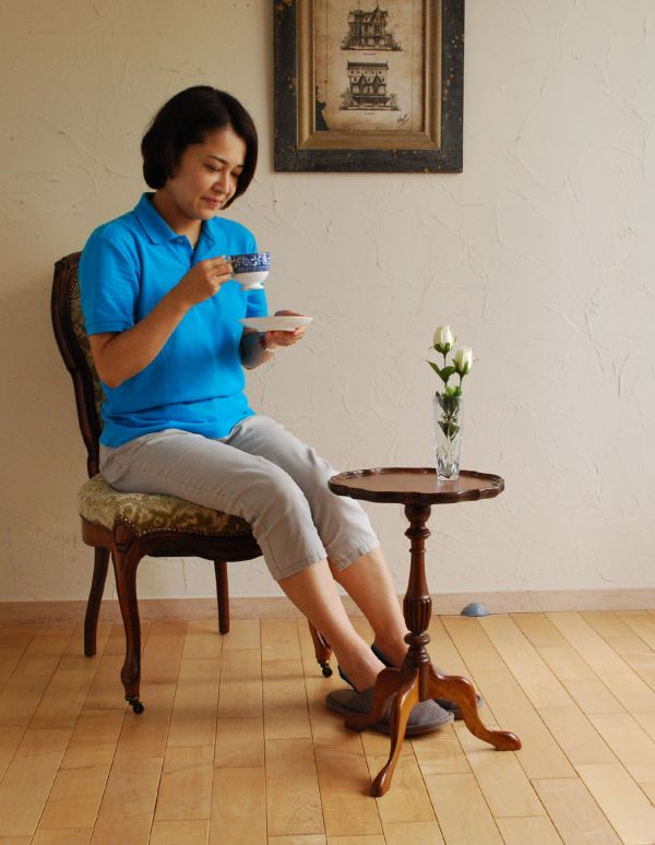 ロイドテーブル アンティーク家具 イギリスのアンティーク家具、優雅な天板のティーテーブル(ワインテーブル)。玄関で花器を飾ったり、ソファの前に持ってくれば、ちょうどいいサイドテーブルに。(m-486-f)