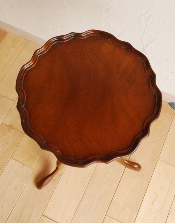 ロイドテーブル アンティーク家具 イギリスのアンティーク家具、優雅な天板のティーテーブル(ワインテーブル)。縁のデザインが可愛い美しい天板です。(m-486-f)