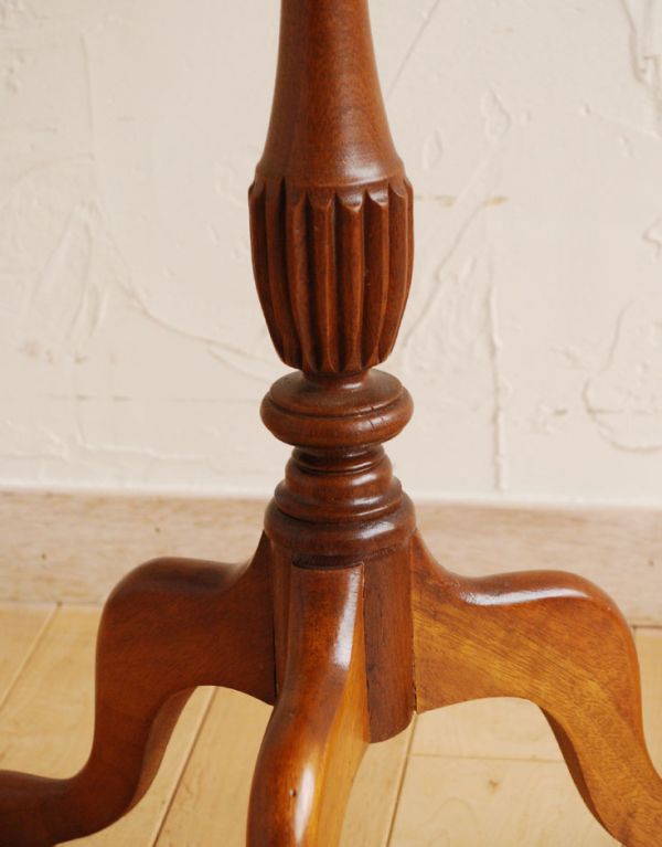 ロイドテーブル アンティーク家具 イギリスのアンティーク家具、優雅な天板のティーテーブル(ワインテーブル)。1つ1つキレイな装飾には、思わずうっとりしてしまいます。(m-486-f)