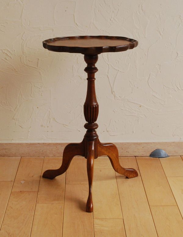 ロイドテーブル アンティーク家具 イギリスのアンティーク家具、優雅な天板のティーテーブル(ワインテーブル)。高級感のある彫りのデザインと脚先の優雅なカーブが自慢のテーブルです。(m-486-f)