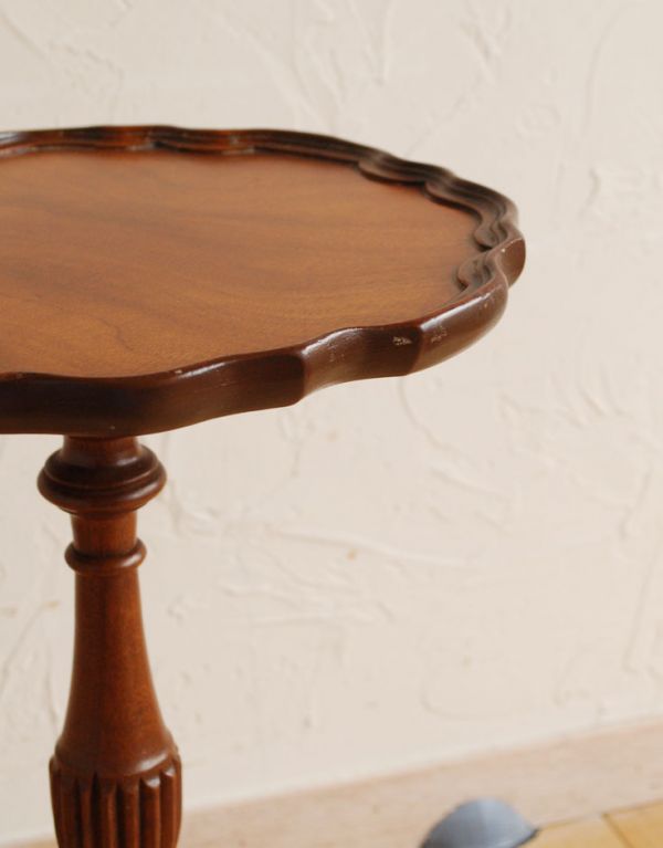 ロイドテーブル アンティーク家具 イギリスのアンティーク家具、優雅な天板のティーテーブル(ワインテーブル)。優雅なレースのようなカッティングの縁です。(m-486-f)