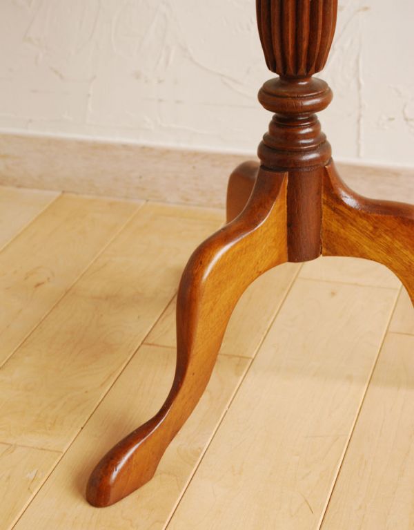 ロイドテーブル アンティーク家具 イギリスのアンティーク家具、優雅な天板のティーテーブル(ワインテーブル)。カーブが美しい三本脚でしっかりテーブルを支えます。(m-486-f)