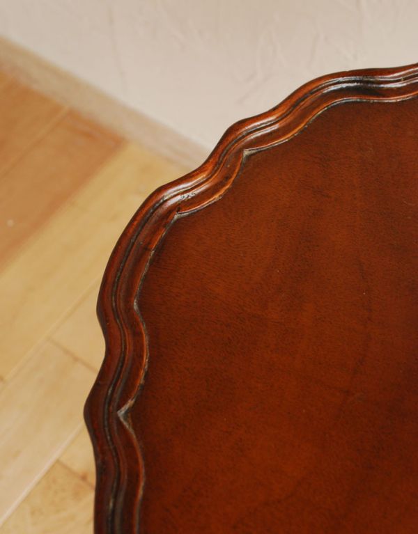 ロイドテーブル アンティーク家具 イギリスのアンティーク家具、優雅な天板のティーテーブル(ワインテーブル)。角が丸いので小さなお子様にも安心です。(m-486-f)