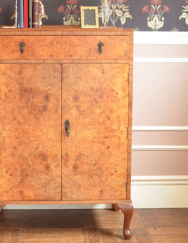 アンティークのキャビネット アンティーク家具 木目がキレイなアンティークの家具、イギリスの引き出し付トールボーイ(カップボードチェスト)。めずらしい明るい色のカップボードチェスト。(m-487-f)