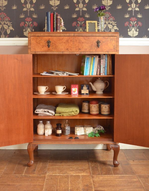 アンティークのキャビネット アンティーク家具 木目がキレイなアンティークの家具、イギリスの引き出し付トールボーイ(カップボードチェスト)。扉の中には日常使いの食器を収納してみましょう。(m-487-f)