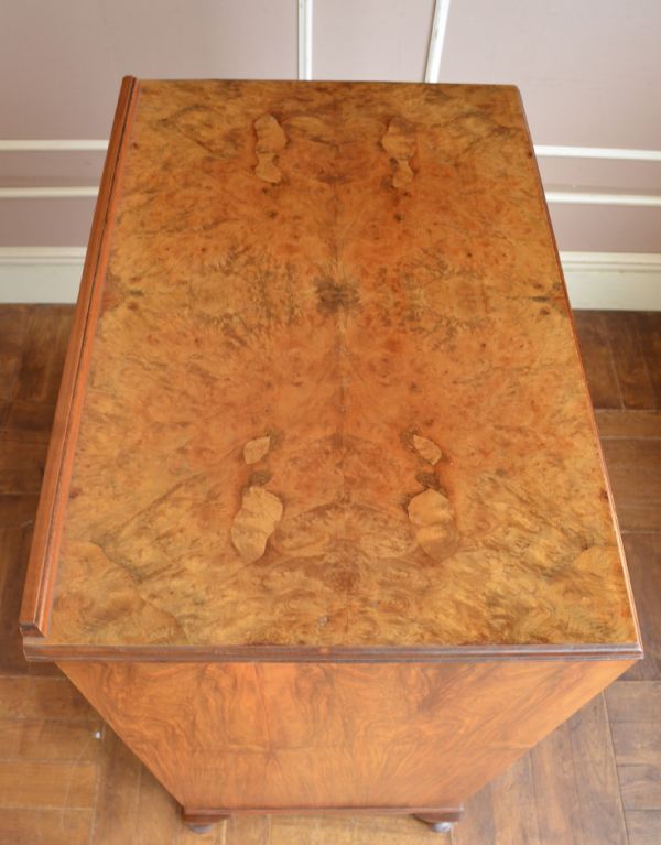 アンティークのキャビネット アンティーク家具 木目がキレイなアンティークの家具、イギリスの引き出し付トールボーイ(カップボードチェスト)。天板もピカピカです。(m-487-f)