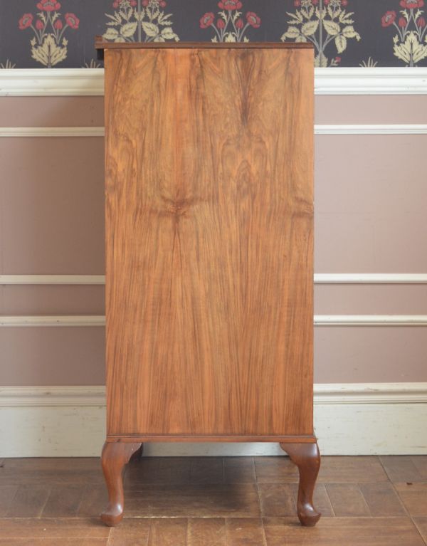 アンティークのキャビネット アンティーク家具 木目がキレイなアンティークの家具、イギリスの引き出し付トールボーイ(カップボードチェスト)。サイドもしっかり作られています。(m-487-f)
