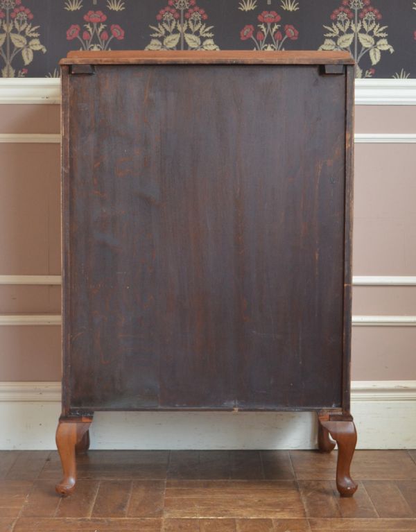 アンティークのキャビネット アンティーク家具 木目がキレイなアンティークの家具、イギリスの引き出し付トールボーイ(カップボードチェスト)。しっかりメンテナンスしてあるので、裏側もキレイな状態です。(m-487-f)