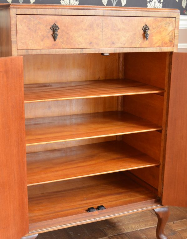 アンティークのキャビネット アンティーク家具 木目がキレイなアンティークの家具、イギリスの引き出し付トールボーイ(カップボードチェスト)。扉はきちんとお直しをしているのでスムーズに開け閉めができ、出し入れもしやすく使いやすいです。(m-487-f)